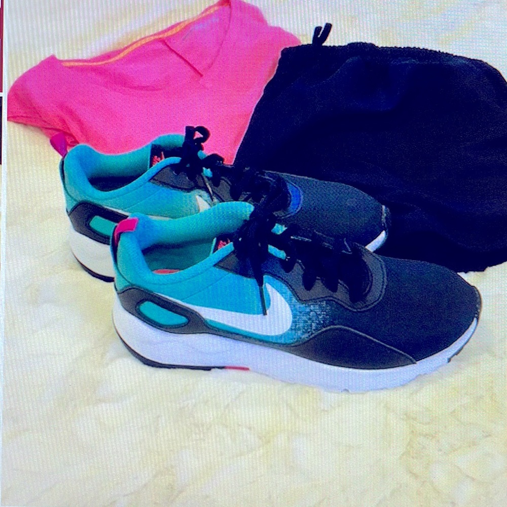 NEW! Nike Shoes
